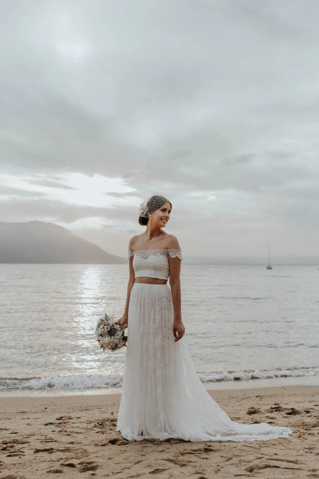 Vestido de novia de dos piezas de encaje con hombros descubiertos y cola
